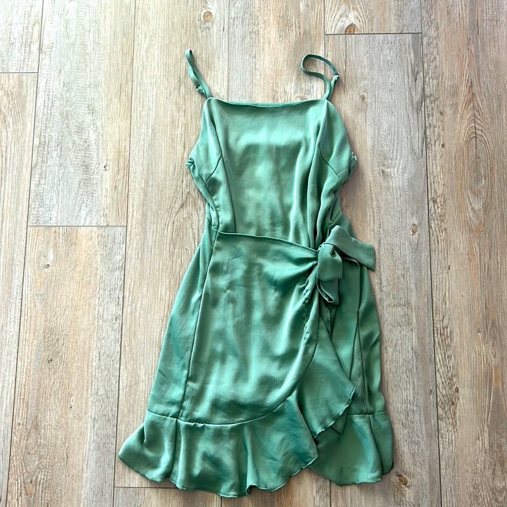 Altar’d State wrap dress in size medium.  Perfect for graduation events